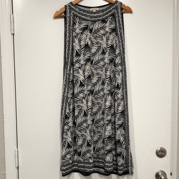Max Studio Dresses & Skirts - Max Studio Black and White Leaf Print Sleeveless Dress
(Bin 10)